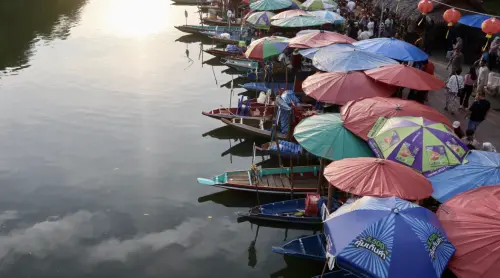 ▲合艾水上市場色彩繽紛，繽紛雨傘與河畔風光成為遊客必訪景點。（圖／翻攝自The Fabryk）
