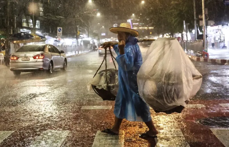 ▲泰國近來多地降下大範圍強降雨，昭披耶河水位不斷上升，逼近臨界點。（圖／翻攝自The Nation）