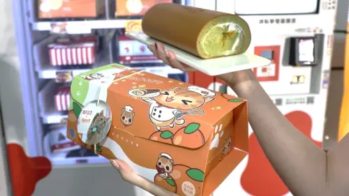 ▲限量「元氣蜜柑生乳捲」正式開賣，亞尼克更率先針對紅線10站點，進駐 24小時新鮮販售YTM(蛋糕販賣機)。（圖／ 亞尼克提供）