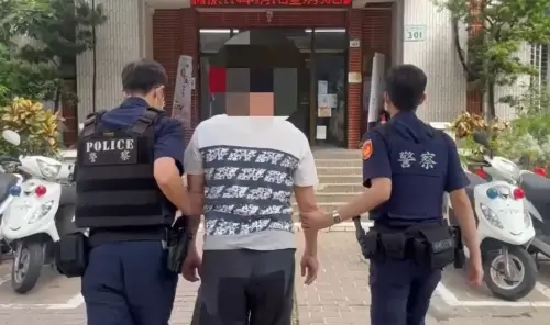 ▲高雄一家拉麵店今天清晨遭老闆娘前夫惡意噴漆洩憤。（圖／翻攝畫面）