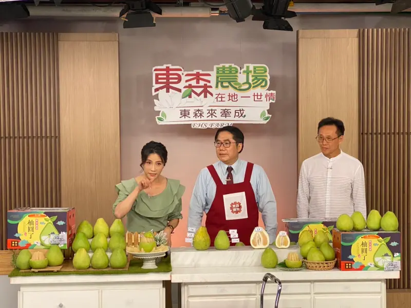 ▲黃偉哲受邀購物平台「叫賣」台南文旦，原訂直播40分鐘200箱的文旦一推出即秒殺，又追加400箱，共計熱銷600箱，再度見證黃偉哲的行銷功力。（圖／南市府提供）