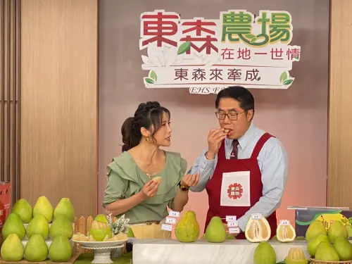 ▲購物台主持人品嘗台南文旦後盛讚汁多味美。（圖／南市府提供）