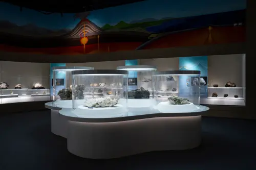 ▲《大地瑰寶》以「探索大地寶藏」為核心概念，引領觀眾步入8大單元，透過情境設計、多媒體互動與創新展示，探索礦物的奧妙。（圖／科博館提供）