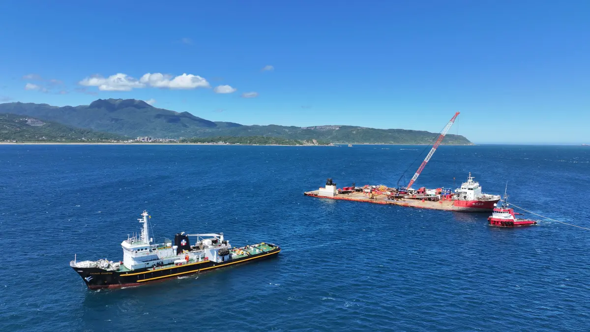 ▲去年康芮颱風侵襲期間大陸籍載重平臺船「鈺洲啟航」輪，擱淺於新北市野柳地質公園岸際。（圖／航港局提供）