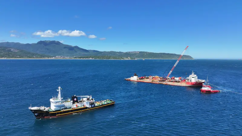 ▲去年康芮颱風侵襲期間大陸籍載重平臺船「鈺洲啟航」輪，擱淺於新北市野柳地質公園岸際。（圖／航港局提供）