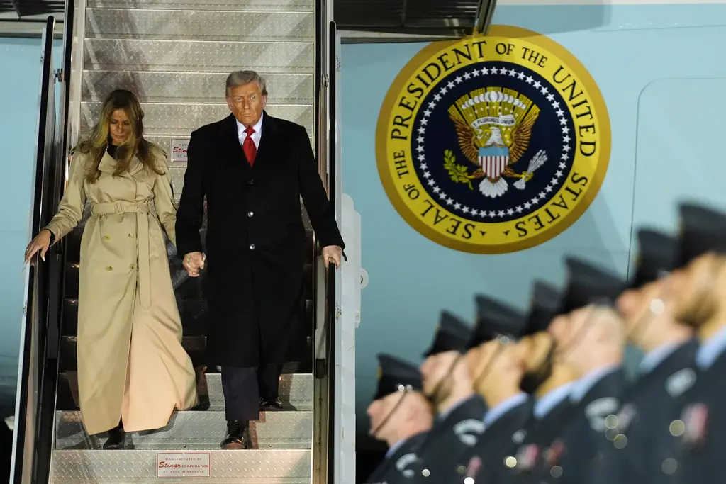 ▲美國總統川普（Donald Trump）與第一夫人梅蘭妮亞（Melania Trump）16日晚間抵達英國，展開史無前例的第二次國是訪問（state visit）。（圖／美聯社／達志影像）
