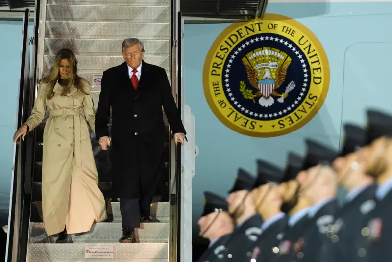 ▲美國總統川普（Donald Trump）與第一夫人梅蘭妮亞（Melania Trump）16日晚間抵達英國，展開史無前例的第二次國是訪問（state visit）。（圖／美聯社／達志影像）