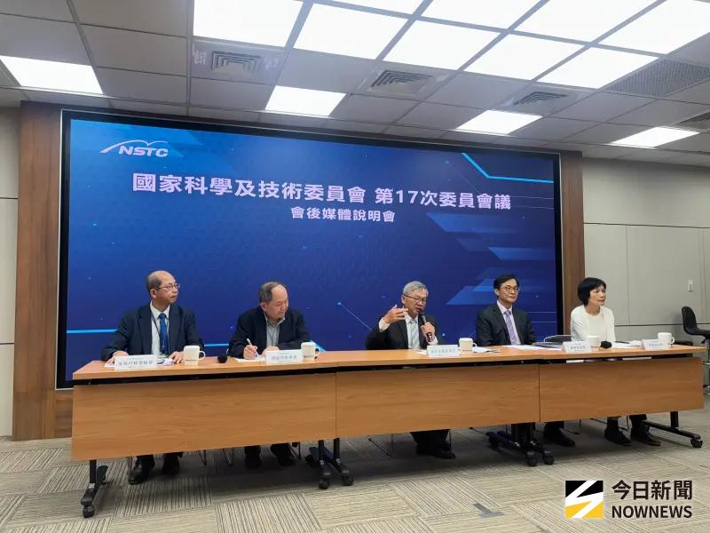 ▲國科會今召開委員會，由經濟部產業技術司報告「矽光子研發成果與未來規劃」，以及衛福部報告「生技醫藥結合健康照護共創健康台灣」。（圖／記者李青縈攝）