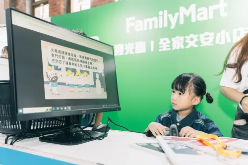 靖娟攜手全家打造「交安小店長」　孩子闖情境關卡學交通安全知識
