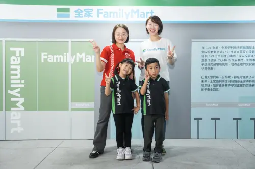 ▲靖娟基金會執行長許雅荏與全家便利商店公共事務暨品牌溝通室部長吳采樺跟小小店長們合影。（圖／靖娟基金會提供）