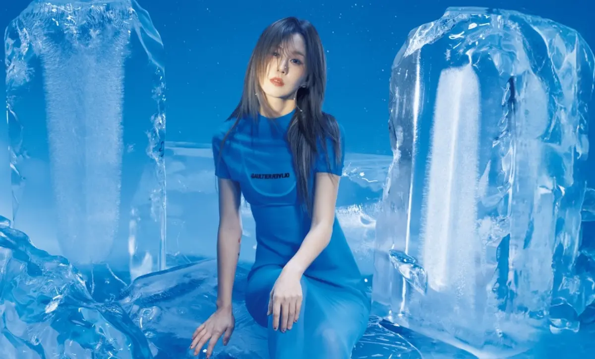 ▲歌手白安（如圖）於今（17）日正式推出睽違3年的第5張個人唱作專輯《星期八》，封面照和形象照裡的白安，被巨大的冰塊環繞，拍攝現場她冷到自嘲像市場裡新鮮的一條魚。（圖／相信音樂提供）