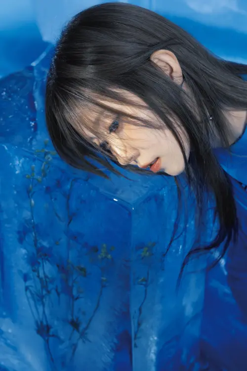 ▲歌手白安（如圖）拍攝專輯形象照，拍攝過程中冷到發抖，成果出現冰川藍效果，讓她直呼值得。（圖／相信音樂提供）