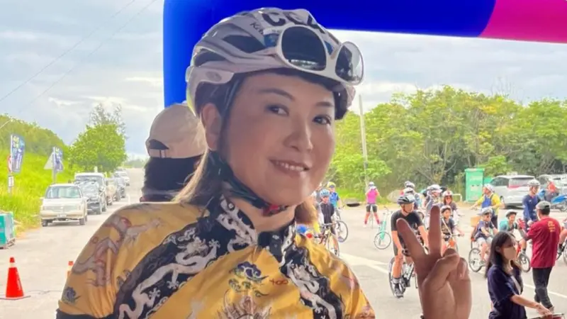 ▲姚黛瑋（如圖）近日在節目上分享，自己曾經因為拍戲練腳踏車，結果長期姿勢不良，得了急性頸椎間盤突出，導致有一天睡醒無法動彈，因此緊急送醫。（圖／翻攝自姚黛瑋‧DEBBIE）