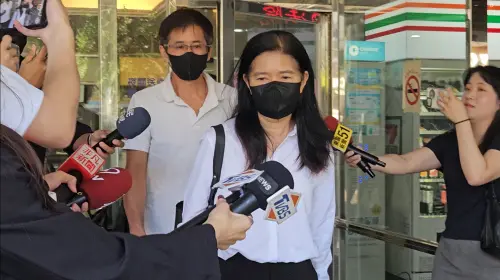 ▲家寧母親曾淑惠（前）不承認侵占眾量級頻道收入，她說家寧和Andy從未向她和張國龍（後）索討頻道收益，因此誤認2人是報答平日照顧的恩情。（圖／記者劉松霖攝）