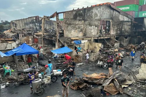 ▲許多災民在大火後試圖找到一些沒被燒掉的家當。（圖／美聯社／達志影像）