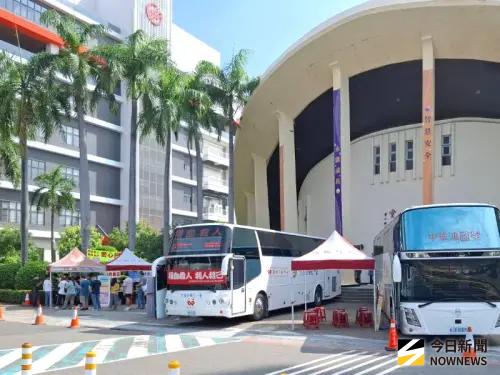 ▲經濟部產業園區管理局楠梓科技產業園區舉辦公益捐血活動，以紓解血荒。(圖／記者黃守作攝)