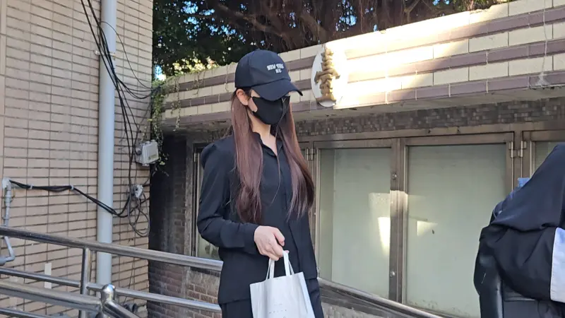 ▲家寧妹妹張家芸在今年4月搜索約談後遭限制出境，她曾提供工作信想說服法院有出國必要，反而被法官發現她計畫在海外工作、有逃亡之虞，駁回聲請並在這個月延長限制出境8個月。（圖／記者劉松霖攝，2025.9.17）