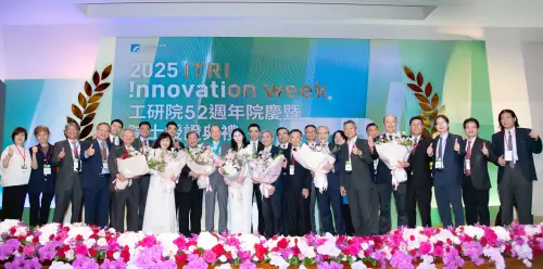 ▲亞洲大學創辦人蔡長海，以在教育創新、醫療研究及生醫產業卓越貢獻，獲頒副總統親頒第十四屆工業技術研究院院士殊榮，（圖／中醫大提供）