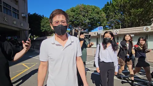 ▲家寧母親曾淑惠（右）涉嫌侵占眾量級頻道相關收益4318萬、商標權收入109萬，還找先生張國龍（左）與次女張家芸虛報人頭員工薪資支出，逃漏稅572萬。（圖／記者劉松霖攝）