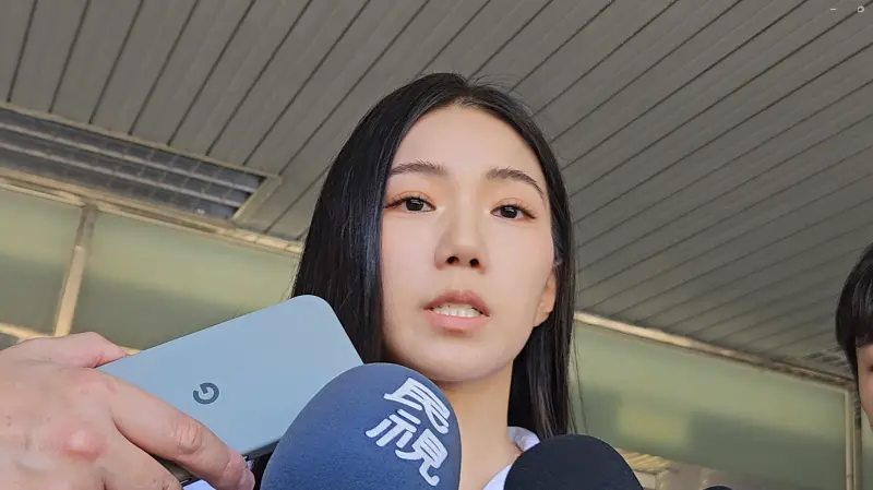 ▲家寧（如圖）今（17）日開庭，結束後受訪時再度強調之前發片講過的重點，她沒侵占任何人的款項，「不要把我沒做的事情加在我身上。」後續更曬出自拍堅稱事實遭到扭曲。（圖／記者劉松霖攝）