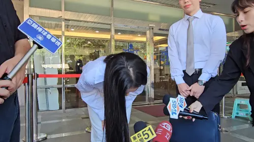 ▲家寧結束聯訪時深深一鞠躬感謝外界關心，記者問她對於提告自己母親有何看法，她並未多答。（圖／記者劉松霖攝）