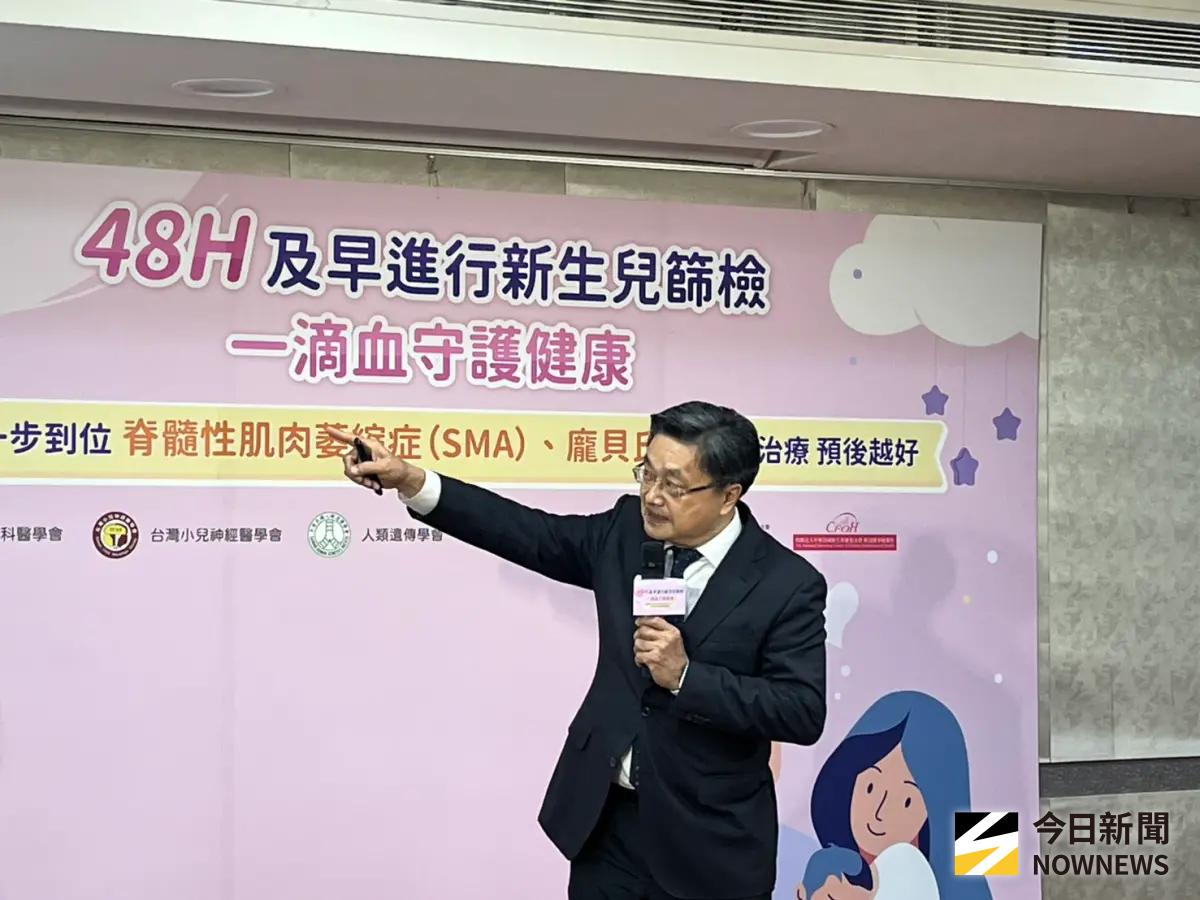 ▲鐘育志說，有位SMA寶寶，透過新生兒篩檢及早發現並開始治療，現今已與正常小孩無異，恢復狀況良好。（圖／記者張乃文攝）