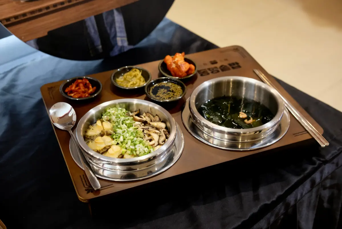 ▲「三色三味삼색삼미」被譽為到韓國必吃的「精品釜飯・豆腐煲專賣店」，全台首家店進駐高雄漢神巨蛋購物廣場B1F，今（17）日正式開幕。（圖／記者葉盛耀攝）