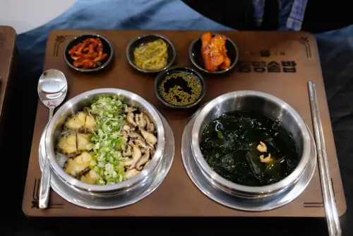 ▲「三色三味」堅持獨家醃漬老蘿蔔、泡菜、醬料等都要自韓國進口，再配上九孔鮑魚、辣味章魚與泡菜三層肉等。（圖／記者葉盛耀攝）