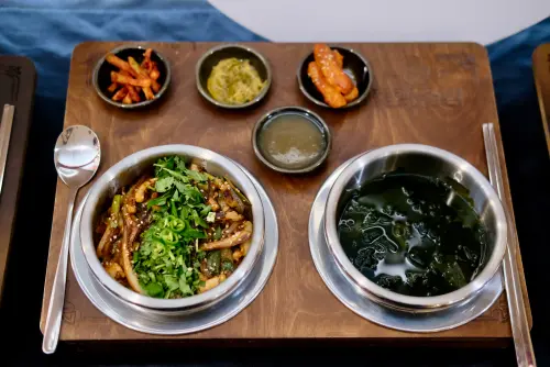 ▲「水芹菜辣魷魚釜飯定食」比較偏重口味，滋味香辣帶勁。（圖／記者葉盛耀攝）