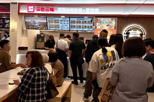 ▲「三色三味삼색삼미」進駐高雄漢神巨蛋購物廣場B1F，今日開幕已引來排隊人潮。（圖／記者葉盛耀攝）