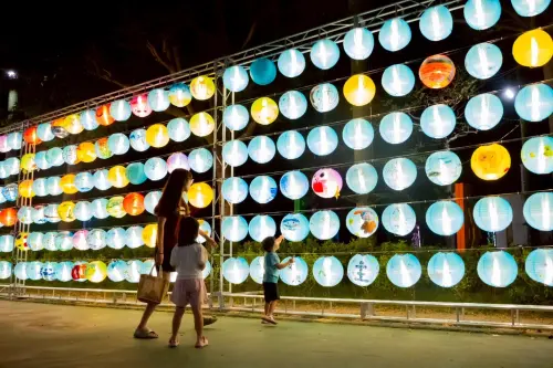 ▲苑裡鎮長劉育育曬出今年「鬼門關夜市」全新的燈飾造景，主題是海洋跟星空，超美現場畫面搶先看。（圖／苑裡鎮長劉育育臉書）