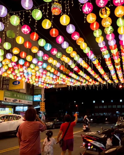 ▲苑裡車站前已經是一片燈籠海，這些燈籠都是由苑裡鎮小朋友跟長輩繪製。（圖／苑裡鎮長劉育育臉書）