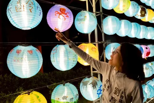 ▲鎮長劉育育舉辦「市場普藝術-鎮街燈海」活動，期待大家一起來走走，看見苑裡的美。（圖／苑裡鎮長劉育育臉書）