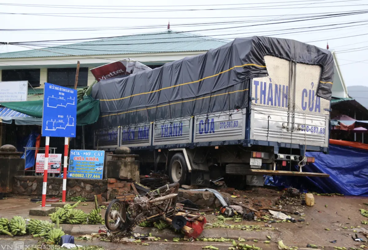 ▲貨車失控衝入廣治省邊境市場，現場滿地香蕉與毀損的機車，景象凌亂不堪。（圖／翻攝自VNExpress）