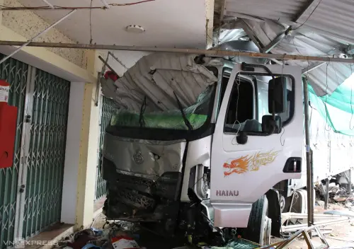 ▲大貨車車頭猛烈撞進店舖騎樓，擋風玻璃破裂、車體嚴重變形，肇事現場一片狼藉。（圖／翻攝自VNExpress）