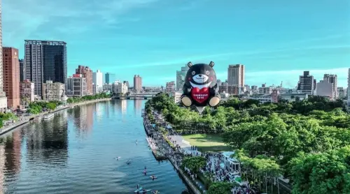▲高雄熊可愛造型於高雄市區升空超吸睛。（圖／ 高市府觀光局提供）