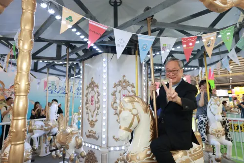 ▲國際兒少書展的公民書區「獨字樂園PLUS」與15家獨立書店合作，精選百種以上書目集結成「選書手冊」，更將充氣溜滑梯、旋轉木馬等搬進書展會場，文化部長李遠幫孩子們搶先測試。 （圖／文化部提供）(1235.95 kb)