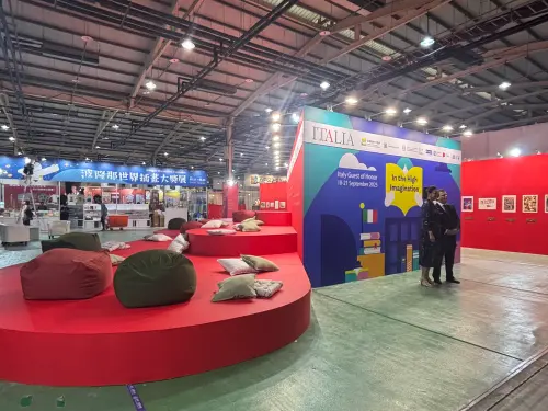 ▲義大利主題國館以義大利優質的童書、插畫與民眾分享。展區設有閱讀設施，還貼心置放抱枕，方便民眾坐下來舒適閱讀。（圖／記者金武鳳攝，2025.9.17)