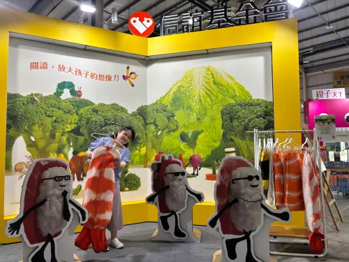 ▲信誼基金會以暢銷書《壽司去旅行》為靈感，替親子打造一座3米5高的「閱讀森林」及三座和孩子一般高的壽司人立牌、準備壽司裝扮服裝，邀請親子到花椰菜森林中，體驗獨特的幽默與創意。(圖／記者金武鳳攝，2025.9.17)