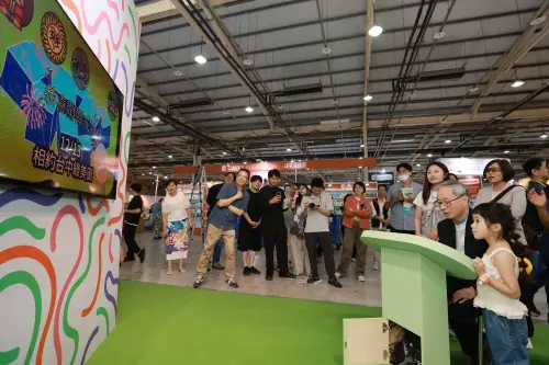 ▲文化部長李遠與小朋友一起體驗「臺中主題城市館」展示的互動遊戲裝置，引導孩子從遊戲進入敘事，創造自己的閱讀冒險旅程。.(圖／文化部提供）