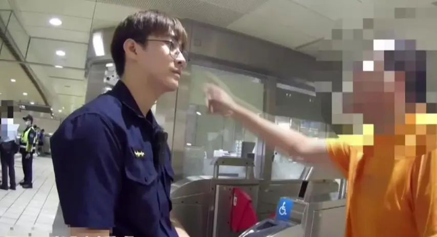 ▲柯姓男子勸阻澳洲籍男子搭捷運喝飲料遭比中指，亮出身上攜帶的美工刀相向，最終因觸法被送辦。（圖／翻攝畫面）