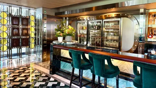 台北嘉佩樂「三層酒吧」玻璃屋開箱！喝007馬丁尼、米津玄師調酒
