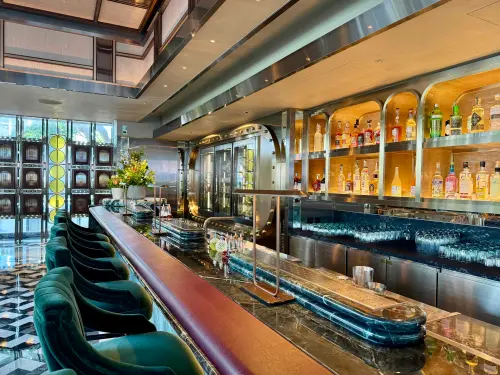 ▲設計巧妙融合Art Deco幾何元素的Tilt調酒吧。（圖／記者蕭涵云攝）