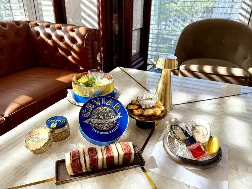 ▲現剖日本生蠔2顆680元、Oscietra奧賽嘉魚子醬拼盤4800元起、松露薯條580元。（圖／記者蕭涵云攝）