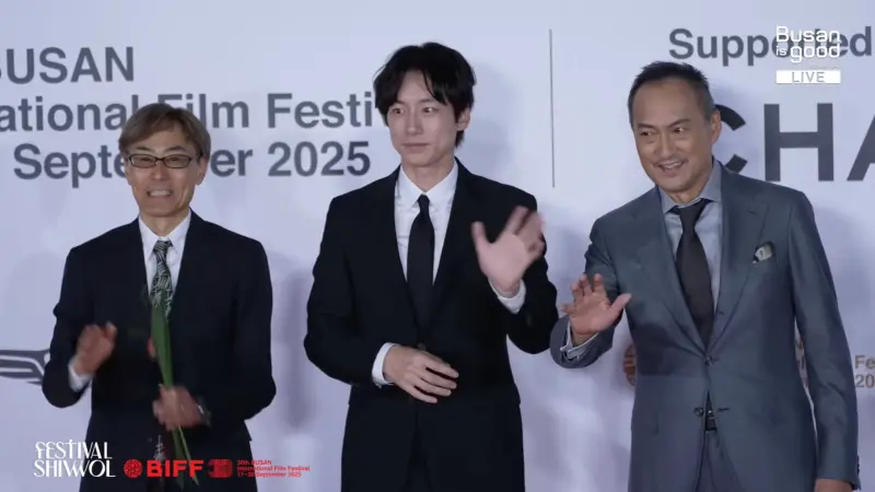 ▲坂口健太郎（中）日前陷入劈腿爭議後，首度公開亮相釜山影展紅毯，與渡邊謙（右）及導演同行，雖記者會取消，但他氣色佳，臉蛋還是很帥，態度也十分平穩。（圖／翻攝自YouTube@부산튜브 - 부산광역시 공식 유튜브 채널）