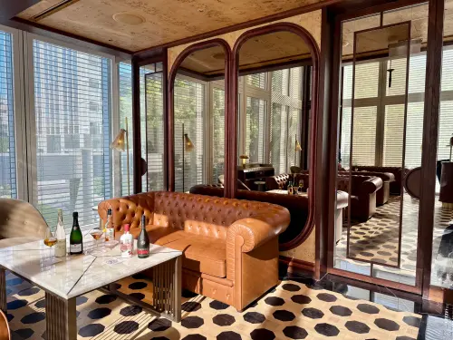 ▲Cooper沙發區後還藏有私密性極高的包廂。（圖／記者蕭涵云攝）