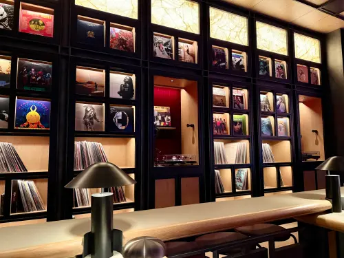 ▲一整面黑膠唱片牆，吸引愛好者。（圖／記者蕭涵云攝）