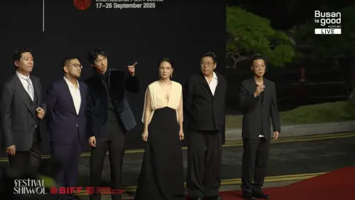 ▲李心潔（中白衣）深V禮服，開衩到肚臍超火辣。（圖／翻攝自YouTube@부산튜브 - 부산광역시 공식 유튜브 채널）