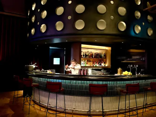 ▲工業風吧台也能小酌一杯。（圖／記者蕭涵云攝）