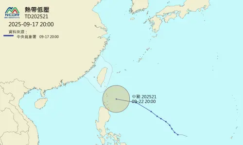 ▲中央氣象署預估路徑顯示，TD21 在移動過程中持續增強，預計下週一將以中度颱風等級逼近台灣，暴風圈不排除觸及陸地。（圖／NCDR）